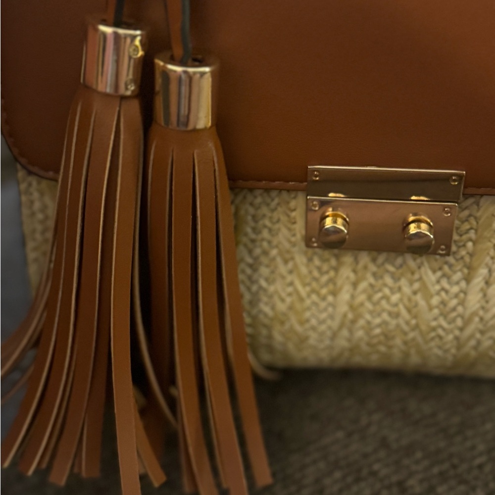 Cute little cross over or carry bag. - Picture 3 of 4